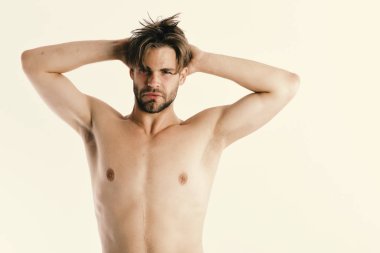 Tatmin olmuş yüzü ve kılları beyaz arka planda izole edilmiş bir adam.