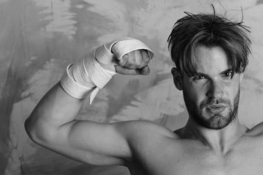 Ciddi bir yüzü ve renkli arka planda çıplak gövdesi olan bir adam.