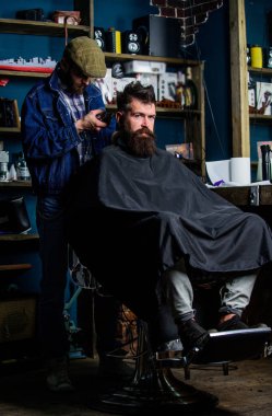İstemci ense üzerinde kırpma makası kesme saçlı berber. Hipster istemci Başlarken saç kesimi. Hippi saç modeli kavramı. Sakallı adam berber arka plan saçına Kuaför saç kesme makinesi ile çalışır