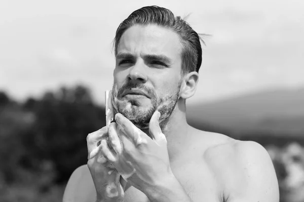 Hombre afeitándose desnudo con montañas en el fondo —  Fotos de Stock