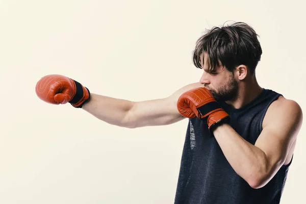 Boxeador hace golpes y golpes como entrenamiento. Boxeo y deportes —  Fotos de Stock
