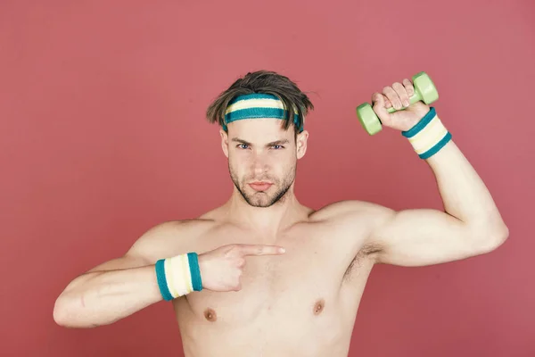 Un tizio con setole con testa e braccialetti. Sport e palestra — Foto Stock