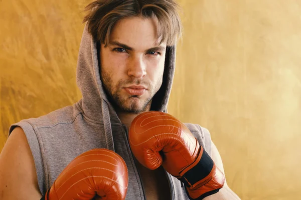 Spor ve dövüş konsepti. Dağınık saçlı adam.