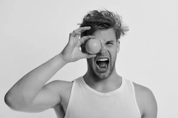 Concepto de nutrición y estilo de vida saludable. Hombre con el ojo que cubre naranja — Foto de Stock