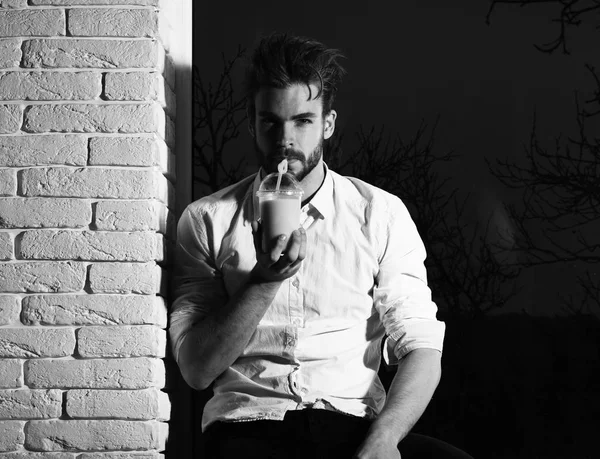 Yakışıklı, sakallı, maço, seksi adam.