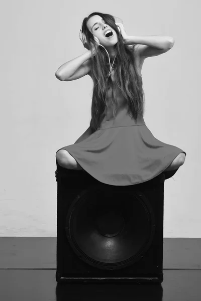 Música, som, baixo, volume, conceito de DJ. Senhora com fones de ouvido — Fotografia de Stock