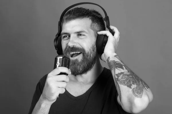 Chanteur avec barbe et visage souriant aime la musique — Photo