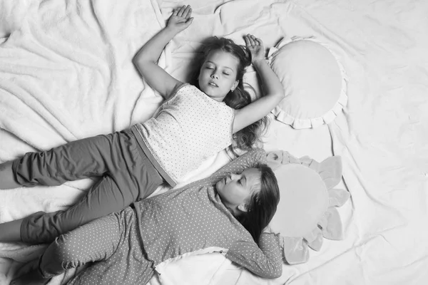 Дети Сонными Лицами Лежат Близко Светло Розовом Фоне Школьницы Устраивают — стоковое фото
