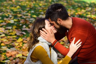 Kız ve sakallı adam ya da randevu öpücüğü mutlu lovers.