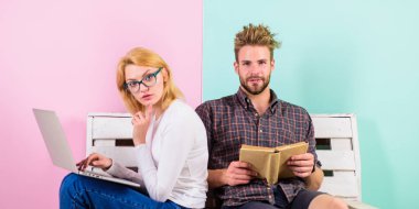 Öğrencilerin boş zaman eğitimi harcamak. Çift olan öğrenciler kitap ve dizüstü eğitim. Modern öğrencilerin yanı sıra klasik ders kitapları dijital yaklaşımı kullanın. Erkek ve kadın farklı öğrenme yaklaşımı kullanın