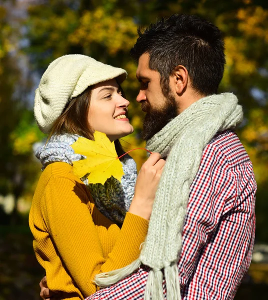 Hombre y mujer con caras sonrientes en el fondo de la naturaleza . — Foto de Stock