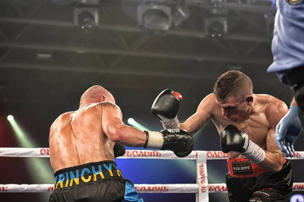 キエフ ウクライナ 2017 スパルタ ボクシング ショーには六つのランキングの戦いが含まれています イスマエル ガルシアとデニス Berinchyk のボクサー — ストック写真