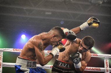 Kiev, Ukrayna - 16 Eylül 2017: Sparta boks Haritayı dahil altı sıralaması mücadele. Milli Güvenlik'Olimpiyskiy, Kiev, Ukrayna sıralaması için kavga sırasında halka tanımlanamayan bir boksörler