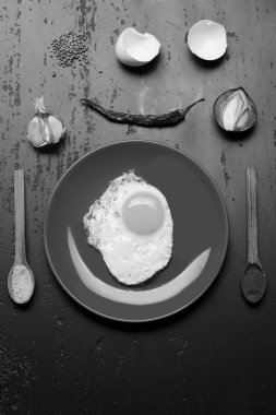 Omlet, yumurta kabuğu, sarımsak, biber ve soğan.