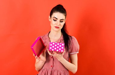 Güzel beyaz genç üzgün kadın