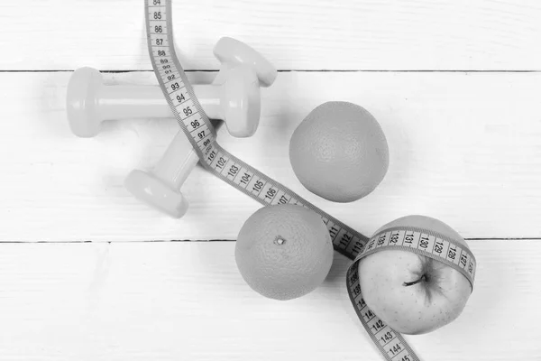 Spor eğitim kavramı, dumbell ağırlık beyaz vintage üzerinde meyve ile — Stok fotoğraf