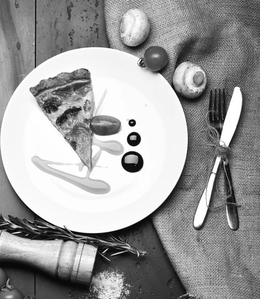 Pieza de pizza sobre fondo de textura gris. Cocina casera — Foto de Stock