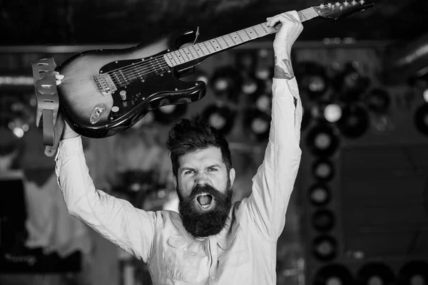 Homem com barba e bigode no rosto gritando segura guitarra — Fotografia de Stock