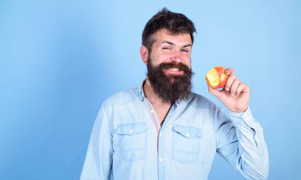 Jag älskar äpplen Man snygg hipster med långt skägg äta äpple. Hipster hungriga biter njuta av moget äpple. Frukt hälsosamma mellanmål alltid bra idé. Man kost kost äter frukt. Hälsosam kost begreppsmässigt — Stockfoto