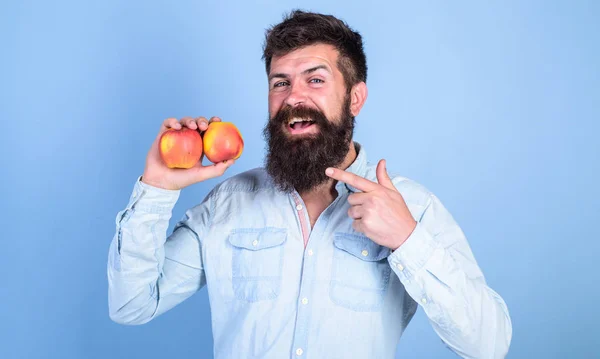Obstdiät. gesunder Lebensstil. Mann mit Bart-Hipster hält Apfelfrucht-Hand. Fakten über Ernährung und gesundheitliche Vorteile. Tipps für gesunde Ernährung. Einfache Art und Weise, Genuss zu planen und sich gesund zu ernähren — Stockfoto