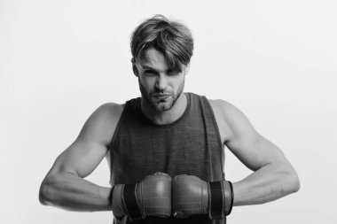 Boksör antrenman olarak yumruk ve yumruk atıyor