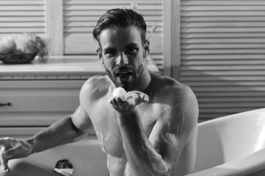 Köpük köpük üfleme ile kaplı banyo adam