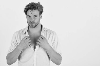 Pembe tişörtlü ve dağınık saçlı adam..