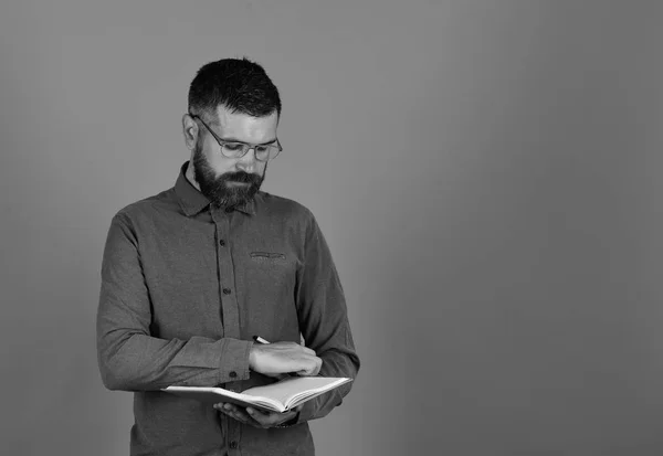 Homme à la barbe lit livre bleu — Photo