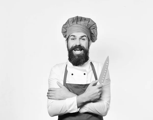 Готуйте з щасливим обличчям у бордовий фартух і шеф-кухар капелюх — стокове фото
