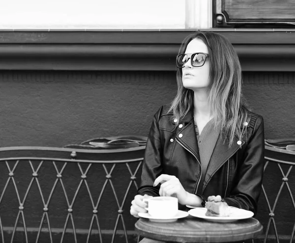 Mujer con cara seria pasa tiempo en la cafetería —  Fotos de Stock