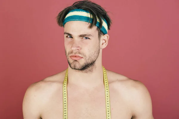人用赤裸胸口和黄色测量磁带在脖子上 — 图库照片