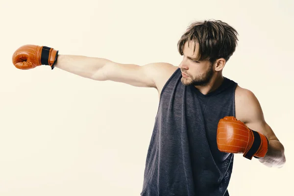 Concepto de boxeo y deportes. Hombre con cerdas y cara confiada —  Fotos de Stock