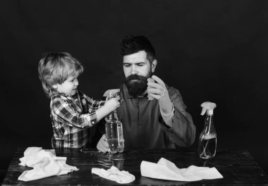 Adam ve siyah arka plan üzerine konsantre yüz çocuk.