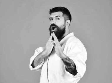 Doğu sporları konsepti. Tekvando ustası saldırı ya da savunma pozisyonu pratiği yapıyor.