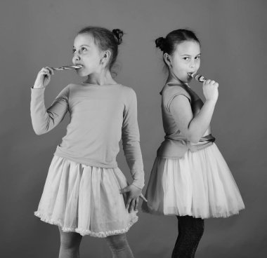 Yuvarlak ve uzun şekilli lolipop kardeşlerle. Tedavi ve tatlılar