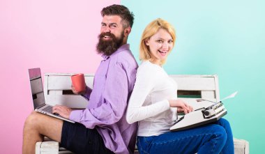 Özgün otantik öznitelik yazar. Gerçek autor otantik ekipman. Çift yazarlar farklı araçlar yazma kitap kullanın. Çalışma arkadaşları farklı yaklaşım. Adam kullanmak laptop kız retro daktilo gibi