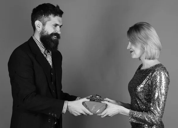 Kız ve sakallı adam neşeli yüzler ve hediye kutusu — Stok fotoğraf