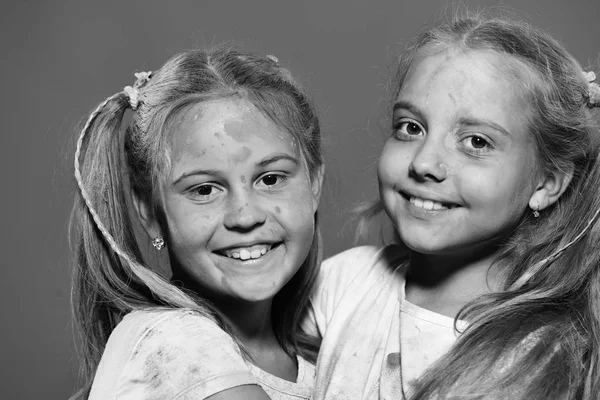 Meninas com rosto sorridente stand no fundo vermelho, close-up . — Fotografia de Stock