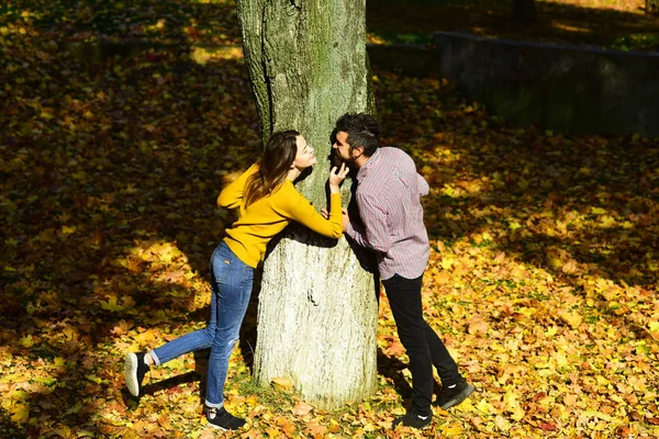 Flicka och skäggig kille eller lycklig älskare på datum kiss — Stockfoto