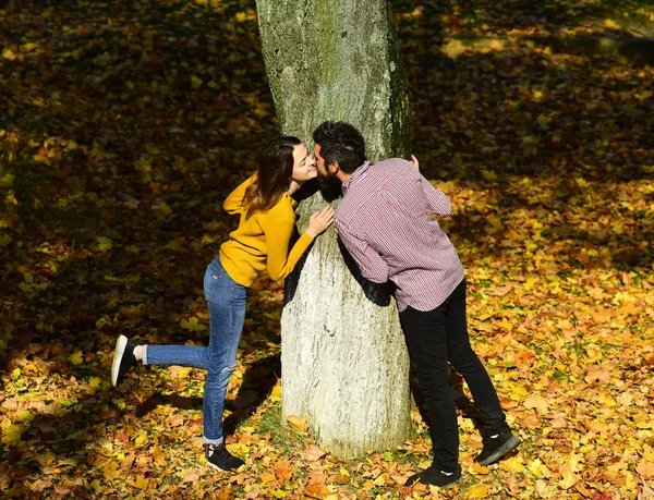 Dziewczyna i Brodaty facet lub szczęśliwi kochankowie na termin całuje — Zdjęcie stockowe