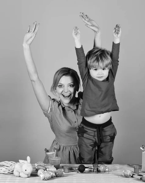 Mujer y niño con caras felices sobre fondo rosa — Foto de Stock