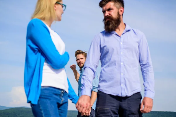 Freund voller Eifersucht sieht aggressives Betrüger-Paar. Mann fand oder erkannte Freundin betrügt ihn zu Fuß mit einem anderen Mann. Mann greift seine Freundin aggressiv an Schummel-Konzept — Stockfoto