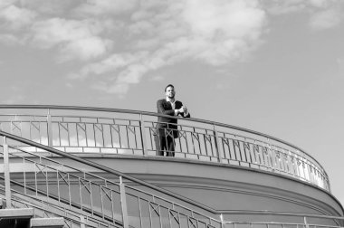 Çatıda bir işadamı