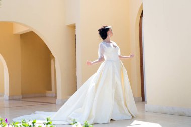 Gelin gelinlik. Gelin güzel elbiseli kadın. Düğün günü geline. zarif gelin pozu açık. Mükemmel.