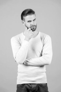 Adam dokunmatik sakal tıraşsız yüzündeki damat