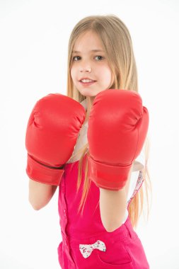 Küçük savaşçı mücadele önce. Büyük kırmızı boks eldivenleri, spor kavram giymiş uzun sarı saçlı kız. Pembe tulum beyaz arka plan üzerinde izole evlat. Cesur kız kendini korumak hazır