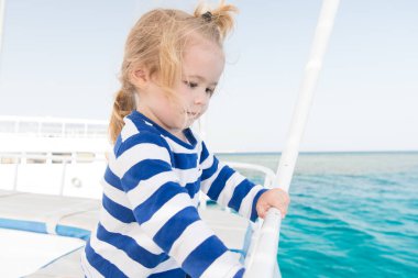 denizde küçük bir çocuk. deniz gezisi od küçük çocuk. yaz tatili küçük çocuk. şık küçük çocuk deniz yoluyla seyahat. Benimle birlikte gidelim