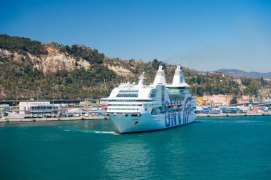Barselona, İspanya, 30 Mart 2016: okyanus gemisi Gnv Rhapsody Genova dağlar, deniz limanında. Hedef ve liner gezi gezisi. Yaz tatili liner. keşif deniz gemisi tarafından seyahat