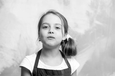 Ağzına kadar dolu ile poz bebek kız