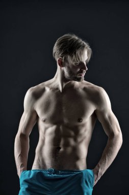 Altı paket ve ab kasları olan adam. Eğitim ve egzersiz etkinlik içinde jimnastik salonu. Atlet şort fit vücut ile. Sporcu seksi gövde ve göğüs. Spor ya da fitness ve welness kavramı, vintage filtre